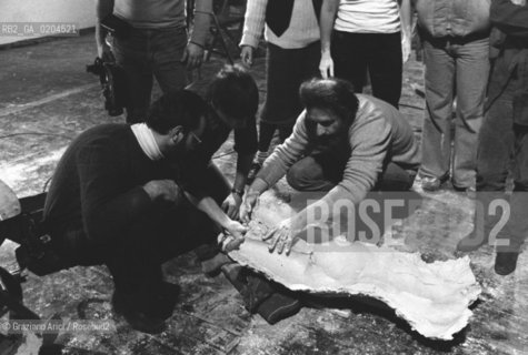 VENEZIA 1980 CALCO DEL CORPO PER BIENNALE TEATRO CON DONATO SARTORI © ARCHIVIO Graziano Arici/Rosebud2  BIENNALE 80 TEATRO PERFORMANCE ALLESTIMENTO MASCHERE CALCHI CORPI NUDI CARNEVALE TEATRINO PALAZZO GRASSI