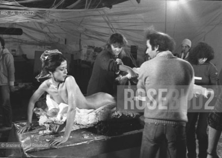 VENEZIA 1980 BIENNALE TEATRO CON DONATO SARTORI © ARCHIVIO Graziano Arici/Rosebud2  BIENNALE 80 TEATRO PERFORMANCE ALLESTIMENTO MASCHERE CALCHI CORPI NUDI CARNEVALE TEATRINO PALAZZO GRASSI