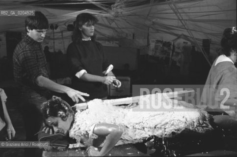 VENEZIA 1980 BIENNALE TEATRO CON DONATO SARTORI © ARCHIVIO Graziano Arici/Rosebud2  BIENNALE 80 TEATRO PERFORMANCE ALLESTIMENTO MASCHERE CALCHI CORPI NUDI CARNEVALE TEATRINO PALAZZO GRASSI