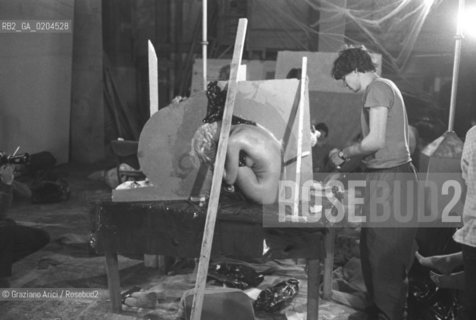 VENEZIA 1980 BIENNALE TEATRO CON DONATO SARTORI © ARCHIVIO Graziano Arici/Rosebud2  BIENNALE 80 TEATRO PERFORMANCE ALLESTIMENTO MASCHERE CALCHI CORPI NUDI CARNEVALE TEATRINO PALAZZO GRASSI