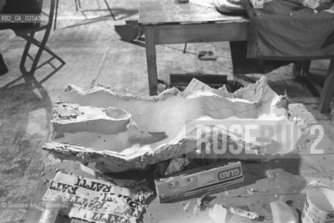 VENEZIA 1980 CALCO CORPO ALLA BIENNALE TEATRO CON DONATO SARTORI © ARCHIVIO Graziano Arici/Rosebud2  BIENNALE 80 TEATRO PERFORMANCE ALLESTIMENTO MASCHERE CALCHI CORPI NUDI CARNEVALE TEATRINO PALAZZO GRASSI