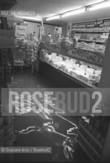 VENEZIA 1980 ACQUA ALTA IN UN NEGOZIO © ARCHIVIO Graziano Arici/Rosebud2  ALTA MAREA PROBLEMI VENEZIA