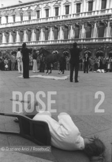 VENEZIA 1980 PERFORMANCE LEOPOLDO MAHLER © ARCHIVIO Graziano Arici/Rosebud2  TEATRO RAGAZZI PERFORMANCE PIAZZA SAN MARCO