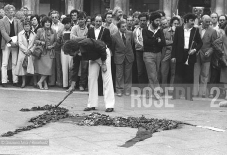 VENEZIA 1980 PERFORMANCE LEOPOLDO MAHLER © ARCHIVIO Graziano Arici/Rosebud2  TEATRO RAGAZZI PERFORMANCE PIAZZA SAN MARCO