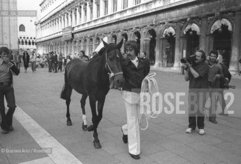 VENEZIA 1980 PERFORMANCE LEOPOLDO MAHLER © ARCHIVIO Graziano Arici/Rosebud2  TEATRO RAGAZZI PERFORMANCE PIAZZA SAN MARCO CAVALLO