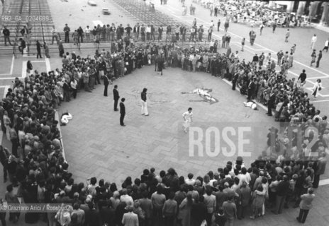 VENEZIA 1980 PERFORMANCE LEOPOLDO MAHLER © ARCHIVIO Graziano Arici/Rosebud2  TEATRO RAGAZZI PERFORMANCE PIAZZA SAN MARCO CAVALLI