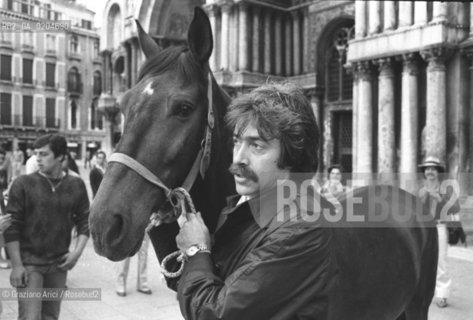 VENEZIA 1980 PERFORMANCE LEOPOLDO MAHLER © ARCHIVIO Graziano Arici/Rosebud2  TEATRO RAGAZZI PERFORMANCE PIAZZA SAN MARCO CAVALLI