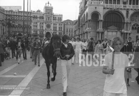 VENEZIA 1980 PERFORMANCE LEOPOLDO MAHLER © ARCHIVIO Graziano Arici/Rosebud2  TEATRO RAGAZZI PERFORMANCE PIAZZA SAN MARCO CAVALLI