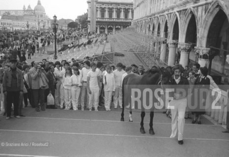VENEZIA 1980 PERFORMANCE LEOPOLDO MAHLER © ARCHIVIO Graziano Arici/Rosebud2  TEATRO RAGAZZI PERFORMANCE PIAZZA SAN MARCO CAVALLI
