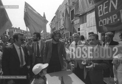 VENEZIA 1980 POLITICO ENRICO BERLINGUER E MAURIZIO CECCONI A BURANO © ARCHIVIO Graziano Arici/Rosebud2  MANIFESTAZIONE POLITICA PCI FOLLA