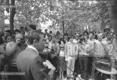 VENEZIA 1980 COMIZIO BERLINGUER ALLA GIUDECCA © ARCHIVIO Graziano Arici/Rosebud2  POLITICA ENRICO BERLINGUER FOLLA GIUDECCA FOTOGRAFO Graziano Arici / rosebud2