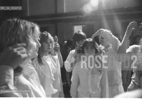 VENEZIA 1980 PERFORMANCE LEOPOLDO MAHLER © ARCHIVIO Graziano Arici/Rosebud2  TEATRO RAGAZZI PERFORMANCE MURANO FORNACI