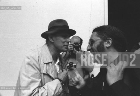 VENEZIA 1980 ARTISTI BEUYS JOSEPH E GERMANO CELANT © ARCHIVIO Graziano Arici/Rosebud2  39ESIMA BIENNALE ARTE PADIGLIONE ITALIA FOTOGRAFO Graziano Arici / rosebud2 GIARDINI