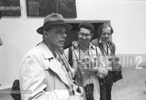 VENEZIA 1980 ARTISTI BEUYS JOSEPH CON IL FOTOGRAFO MARK SMITH E BUFFO © ARCHIVIO Graziano Arici/Rosebud2  39ESIMA BIENNALE ARTE