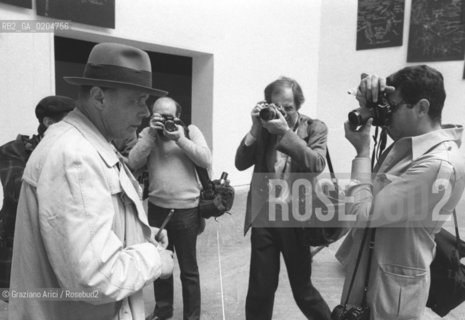 VENEZIA 1980 ARTISTI BEUYS JOSEPH CON IL FOTOGRAFO MARK SMITH BUFFO E Graziano Arici / rosebud2  © ARCHIVIO Graziano Arici/Rosebud2  39ESIMA BIENNALE ARTE PADIGLIONE ITALIA
