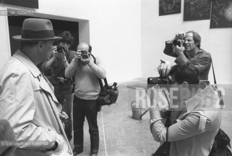 VENEZIA 1980 ARTISTI BEUYS JOSEPH CON IL FOTOGRAFO MARK SMITH BUFFO E Graziano Arici / rosebud2  © ARCHIVIO Graziano Arici/Rosebud2  39ESIMA BIENNALE ARTE PADIGLIONE ITALIA