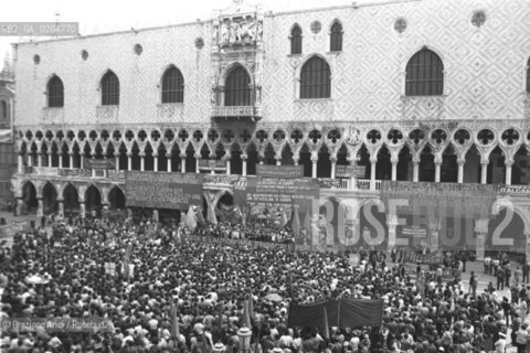 VENEZIA 1980 FOLLA ALLA MANIFESTAZIONE SINDACATI EUROPEI © ARCHIVIO Graziano Arici/Rosebud2  PIAZZA SAN MARCO SUMMIT 7POTENZE