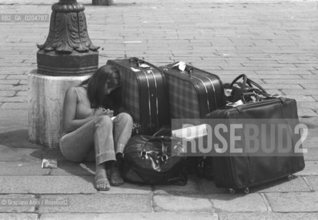 VENEZIA 1980 TURISTA CHE DORME PER TERRA © ARCHIVIO Graziano Arici/Rosebud2  TURISTI STAZIONE