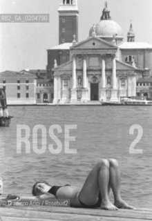 VENEZIA 1980 RAGAZZA CHE PRENDE IL SOLE © ARCHIIVIO Graziano Arici/Rosebud2 CHIESA SAN GIORGIO