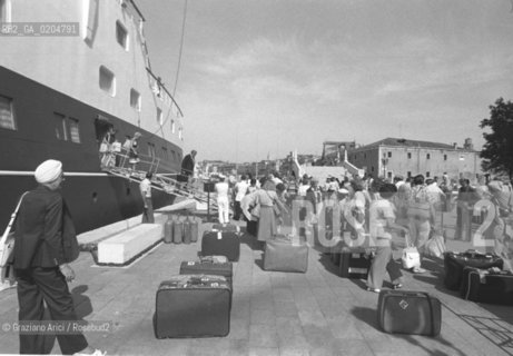 VENEZIA 1980 SBARCO TURISTI © ARCHIVIO Graziano Arici/Rosebud2  PORTO NAVE VALIGIE TURISTI