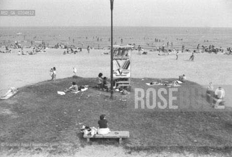 VENEZIA 1980 SPIAGGIA LIBERA DEL LIDO © ARCHIVIO Graziano Arici/Rosebud2  LIDO VENEZIA SPIAGGIA BAGNANTI MARE