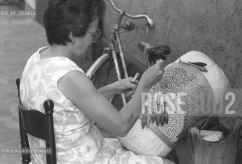 PELLESTRINA 1980 DONNA CHE LAVORA AL TOMBOLO © ARCHIVIO Graziano Arici/Rosebud2  ARTIGIANATO MERLETTI TOMBOLO