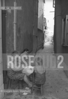 PELLESTRINA 1980 DONNE IN STRADA CHE LAVORANO AL TOMBOLO © ARCHIVIO Graziano Arici/Rosebud2  ARTIGIANATO MERLETTI TOMBOLO