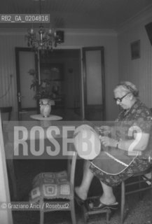 PELLESTRINA 1980 DONNA CHE LAVORA AL TOMBOLO IN CASA © ARCHIVIO Graziano Arici/Rosebud2  ARTIGIANATO MERLETTI TOMBOLO LAVORO NERO