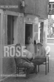 PELLESTRINA 1980 DONNE CHE LAVORANO AL TOMBOLO IN CALLE © ARCHIVIO Graziano Arici/Rosebud2  ARTIGIANATO MERLETTI TOMBOLO