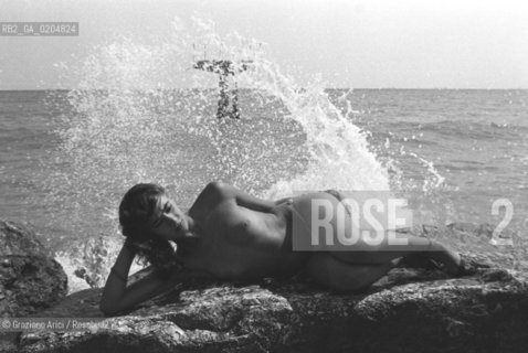 VENEZIA 1980 RAGAZZA IN TOPLESS IN SPIAGGIA © ARCHIVIO Graziano Arici/Rosebud2  STELLINA STARLET 39ESIMA BIENNALE CINEMA LIDO DI VENEZIA