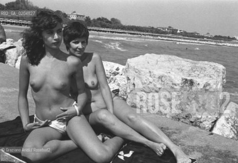 VENEZIA 1980 RAGAZZE IN TOPLESS IN SPIAGGIA © ARCHIVIO Graziano Arici/Rosebud2  STELLINA STARLET 39ESIMA BIENNALE CINEMA LIDO DI VENEZIA