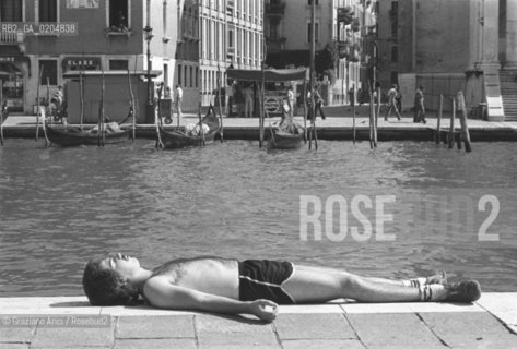 VENEZIA 1980 RAGAZZO STESO CHE PRENDE IL SOLE  IN FONDAMENTA © ARCHIVIO Graziano Arici/Rosebud2  CANALE VENEZIA FONDAMENTA