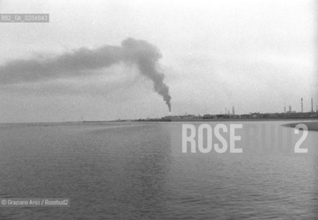 VENEZIA 1980 VEDUTA DI PORTO MARGHERA DALLA LAGUNA © ARCHIVIO Graziano Arici/Rosebud2  INQUINAMENTO MARGHERA FABBRICHE