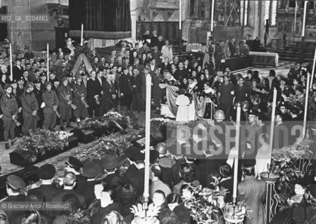 VENEZIA 1980 FOTO ARCHIVIO STORICO GUERRA FUNERALI VITTIME VAPORETTI BOMBARDATI © ARCHIVIO Graziano Arici/Rosebud2  IMBARCAZIONI ACNIL ACTV FUNERALE CHIESA FOLLA MILITARI