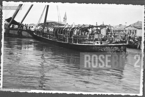 VENEZIA 1980 FOTO DARCHIVIO STORICO BARCHE © ARCHIVIO Graziano Arici/Rosebud2  VAPORETTI IMBARCAZIONI ACNIL ACTV BATTELLO GUERRA