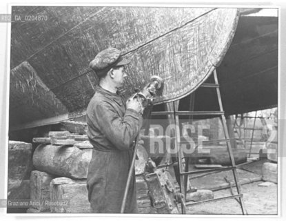VENEZIA 1980 FOTO DARCHIVIO STORICO PARTICOLARE COSTRUZIONE BARCHE © ARCHIVIO Graziano Arici/Rosebud2  VAPORETTI IMBARCAZIONI ACNIL ACTV BATTELLI CANTIERE OPERAI