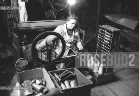 VENEZIA 1980 ANZIANA CHE LAVORA ALLARCOLAIO © ARCHIVIO Graziano Arici/Rosebud2  AZIENDA TESSILE BEVILACQUA STOFFE PREGIATE TESSITURA ARTIGIANATO LOCALE