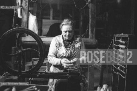 VENEZIA 1980 ANZIANA CHE LAVORA ALLARCOLAIO © ARCHIVIO Graziano Arici/Rosebud2  AZIENDA TESSILE BEVILACQUA STOFFE PREGIATE TESSITURA ARTIGIANATO LOCALE