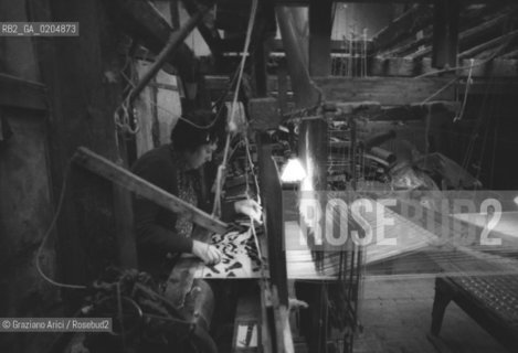 VENEZIA 1980 DONNA CHE TESSE © ARCHIVIO Graziano Arici/Rosebud2  AZIENDA TESSILE BEVILACQUA STOFFE PREGIATE TESSITURA ARTIGIANATO LOCALE