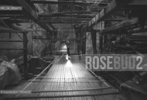 VENEZIA 1980 ATTREZZI TESSITURA © ARCHIVIO Graziano Arici/Rosebud2  AZIENDA TESSILE BEVILACQUA STOFFE PREGIATE TESSITURA ARTIGIANATO LOCALE
