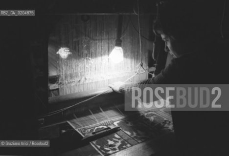 VENEZIA 1980 DONNA CHE TESSE © ARCHIVIO Graziano Arici/Rosebud2  AZIENDA TESSILE BEVILACQUA STOFFE PREGIATE TESSITURA ARTIGIANATO LOCALE