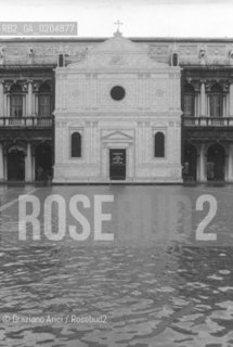 VENEZIA 1980 ACQUA ALTA DAVANTI FACCIATA CHIESA SAN GIMIGNANO © ARCHIVIO Graziano Arici/Rosebud2  PANNELLO CHIESA PIAZZA SAN MARCO ARCHITETTURA E UTOPIA NELLA VENEZIA DEL 500 ACQU ALTA ALTA MAREA