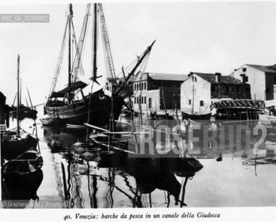 VENEZIA 1980 BARCHE DA PESCA IN UN CANALE ALLA GIUDECCA © ARCHIVIO Graziano Arici/Rosebud2  FOTOGRAFIE VENEZIA 1800
