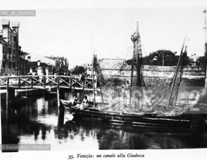 VENEZIA 1980 UN CANALE ALLA GIUDECCA © ARCHIVIO Graziano Arici/Rosebud2  FOTOGRAFIE VENEZIA 1800