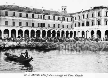 VENEZIA 1980 MERCATO FRUTTA E ORTAGGI SUL CANAL GRANDE © ARCHIVIO Graziano Arici/Rosebud2  FOTOGRAFIE VENEZIA 1800