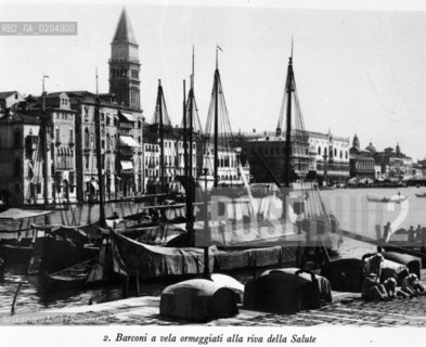 VENEZIA 1980 BARCONI A VELA ORMEGGIATI ALLA RIVA DELLA SALUTE © ARCHIVIO Graziano Arici/Rosebud2  FOTOGRAFIE VENEZIA 1800