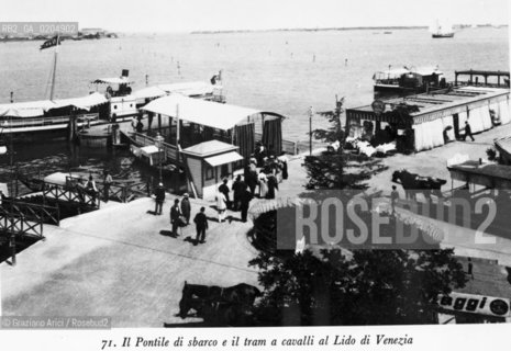 VENEZIA 1980 PONTILE DI SBARCO E TRAM A CAVALLI AL LIDO DI VENEZIA  © ARCHIVIO Graziano Arici/Rosebud2  FOTOGRAFIE VENEZIA 1800