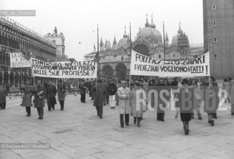 VENEZIA 1980 MANIFESTAZIONE PROTESTA PER ACQUA ALTA © ARCHIVIO Graziano Arici/Rosebud2  PROTESTA NEGOZIANTI ARTIGIANI ALTA MAREA PIAZZA SAN MARCO STRISCIONI CORTEO