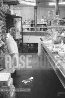 VENEZIA 1980 ACQUA ALTA IN UN NEGOZIO © ARCHIVIO Graziano Arici/Rosebud2  ALTA MAREA PROBLEMI VENEZIA