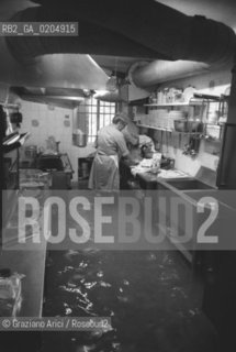 VENEZIA 1980 ACQUA ALTA NELLE CUCINE DI UN RISTORANTE © ARCHIVIO Graziano Arici/Rosebud2  ALTA MAREA PROBLEMI VENEZIA